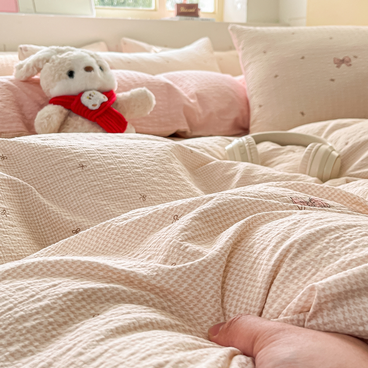 91家纺网 家纺一手货源 找家纺 金梦拉家纺 2026新款A类高品质高克重超柔泡芙纱泡泡纱小清新四件套 粉色蝴蝶结