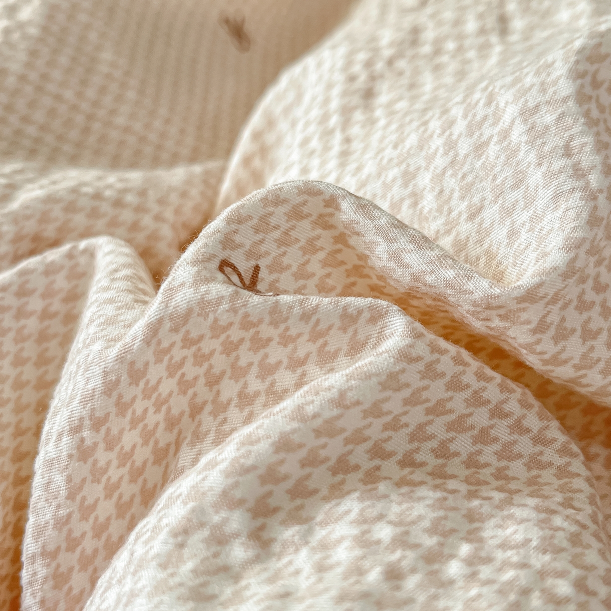 91家纺网 家纺一手货源 找家纺 金梦拉家纺 2026新款A类高品质高克重超柔泡芙纱泡泡纱小清新四件套 粉色蝴蝶结