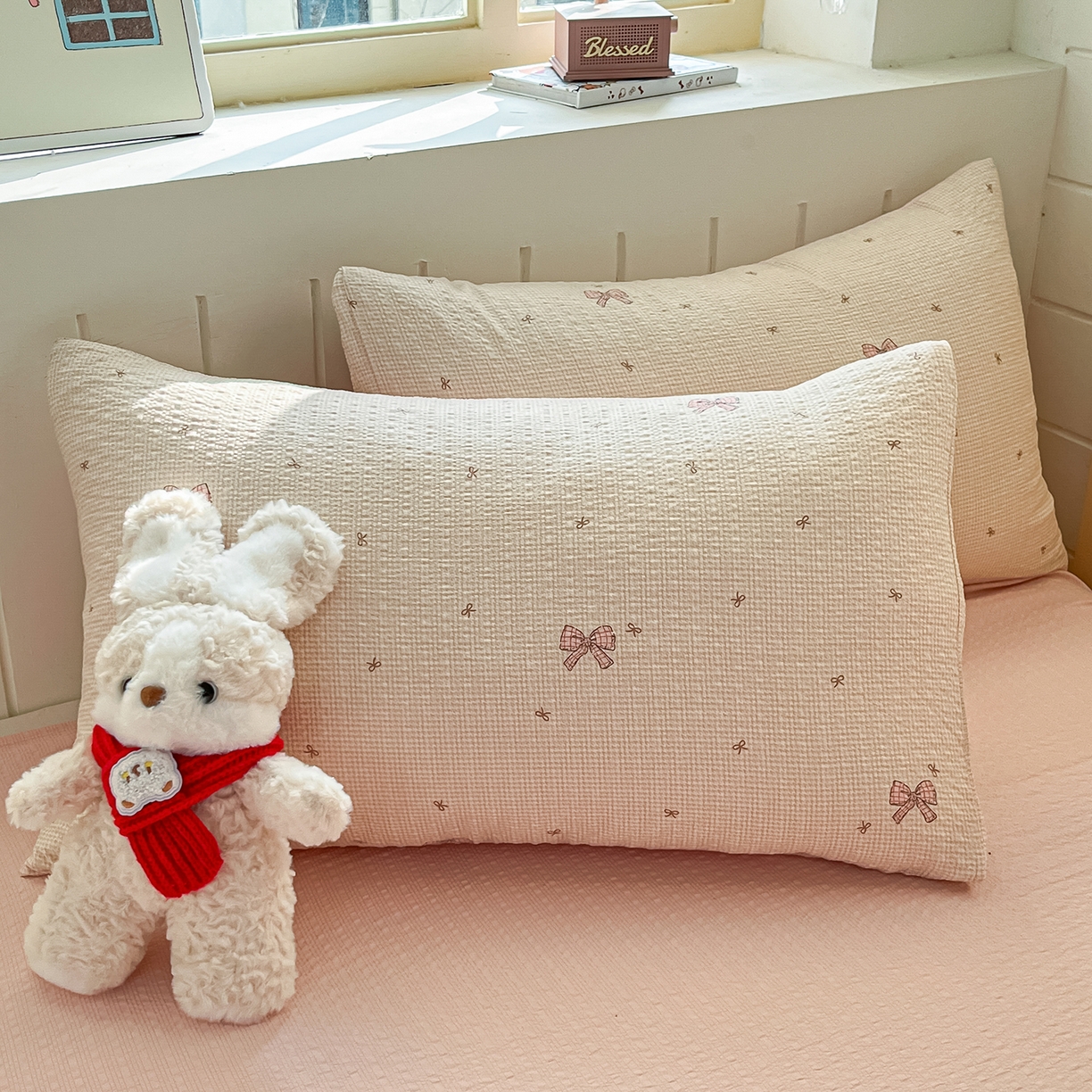 91家纺网 家纺一手货源 找家纺 金梦拉家纺 2026新款A类高品质高克重超柔泡芙纱泡泡纱小清新四件套 粉色蝴蝶结