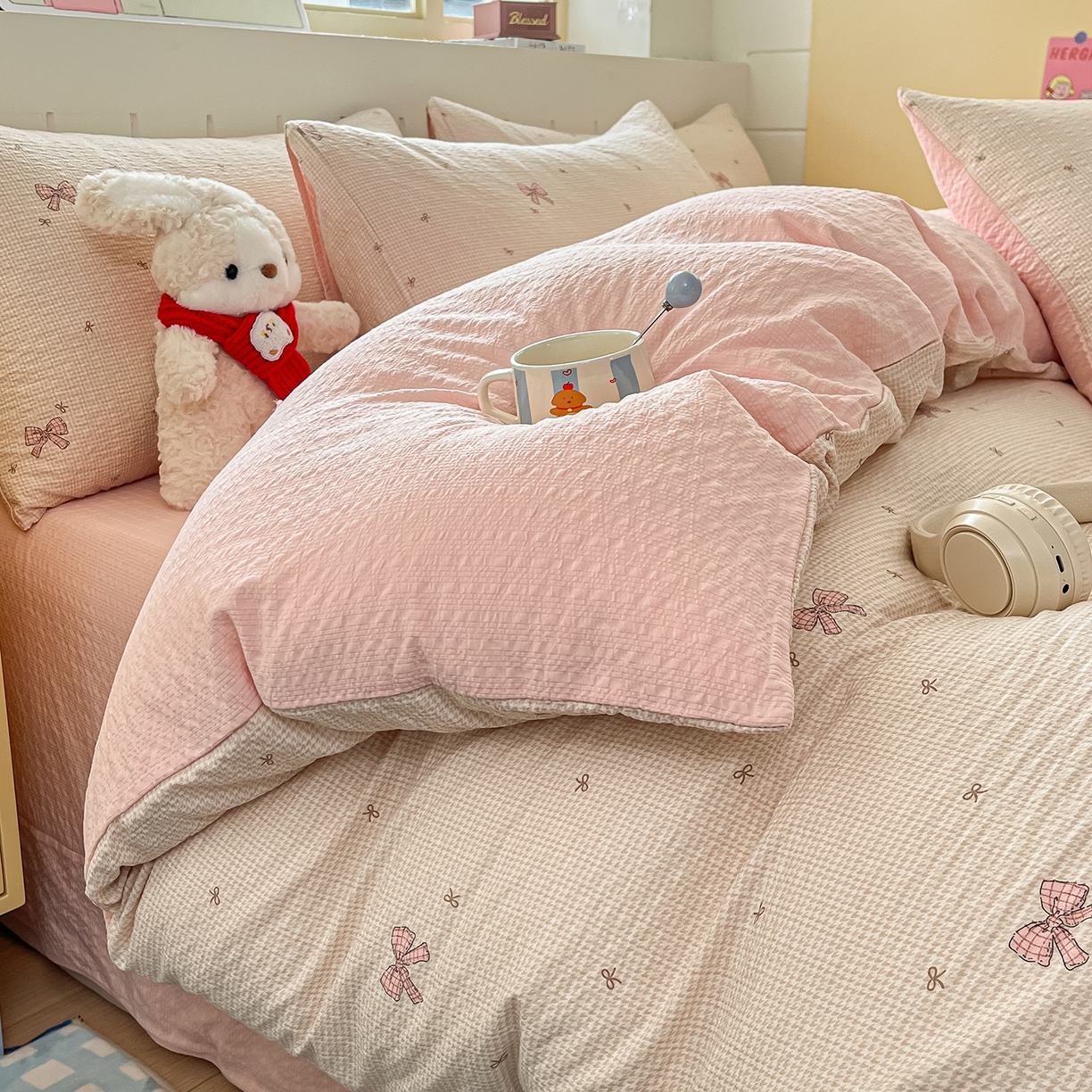 91家纺网 家纺一手货源 找家纺 金梦拉家纺 2026新款A类高品质高克重超柔泡芙纱泡泡纱小清新四件套 粉色蝴蝶结