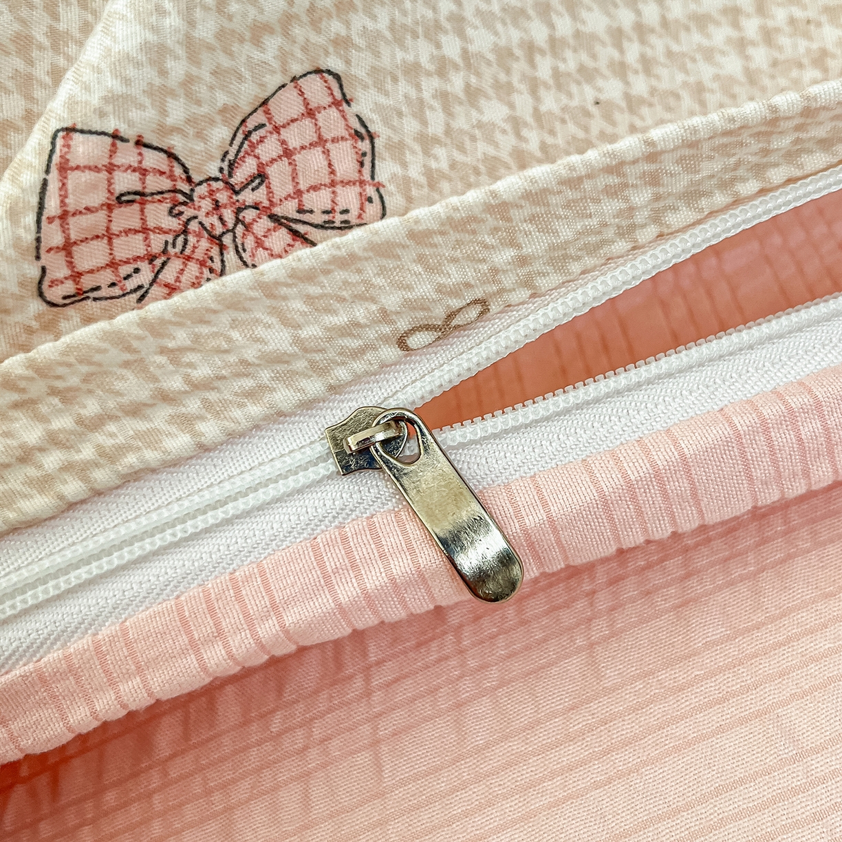 91家纺网 家纺一手货源 找家纺 金梦拉家纺 2026新款A类高品质高克重超柔泡芙纱泡泡纱小清新四件套 粉色蝴蝶结