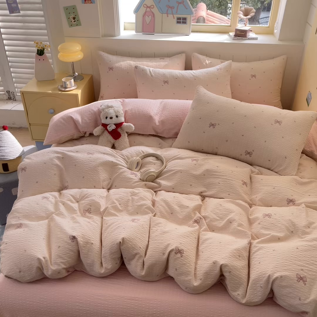 91家纺网 家纺一手货源 找家纺 金梦拉家纺 2026新款A类高品质高克重超柔泡芙纱泡泡纱小清新四件套 粉色蝴蝶结