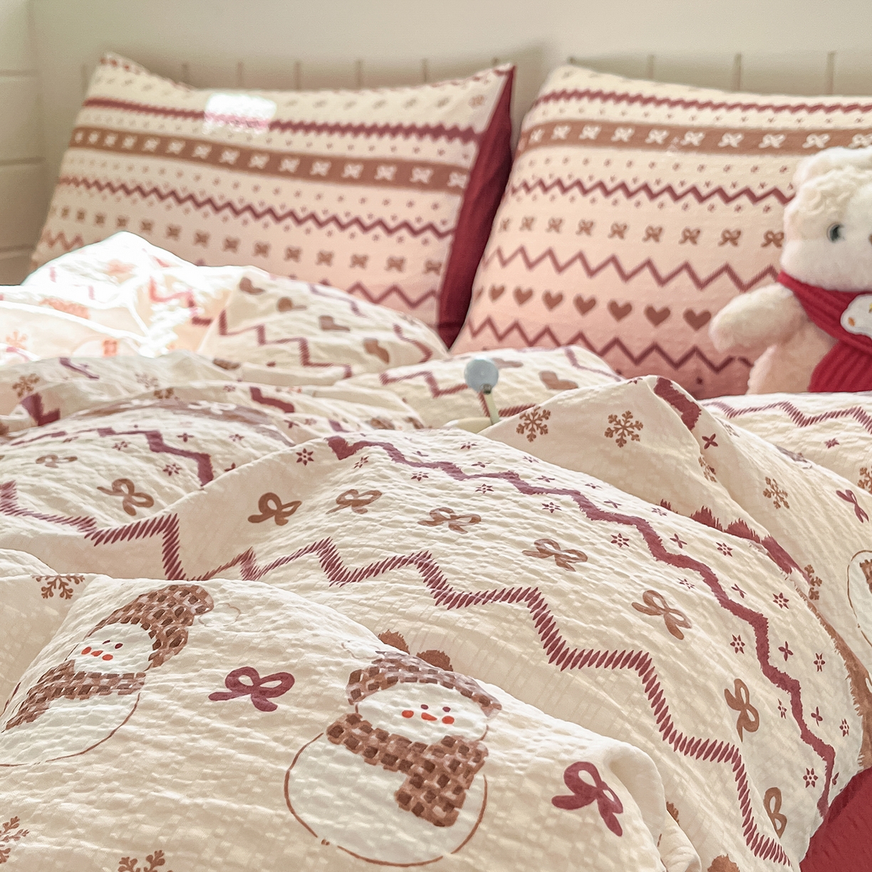 91家纺网 家纺一手货源 找家纺 金梦拉家纺 2026新款A类高品质高克重超柔泡芙纱泡泡纱小清新四件套 红色雪宝