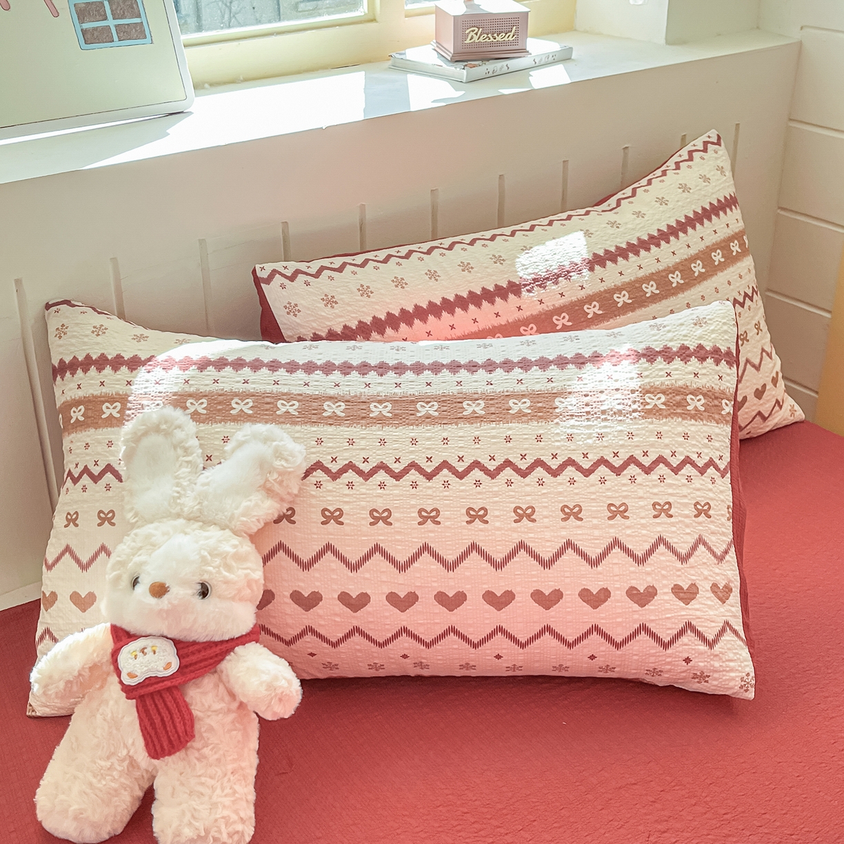 91家纺网 家纺一手货源 找家纺 金梦拉家纺 2026新款A类高品质高克重超柔泡芙纱泡泡纱小清新四件套 红色雪宝