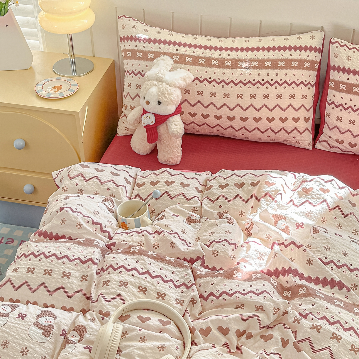 91家纺网 家纺一手货源 找家纺 金梦拉家纺 2026新款A类高品质高克重超柔泡芙纱泡泡纱小清新四件套 红色雪宝