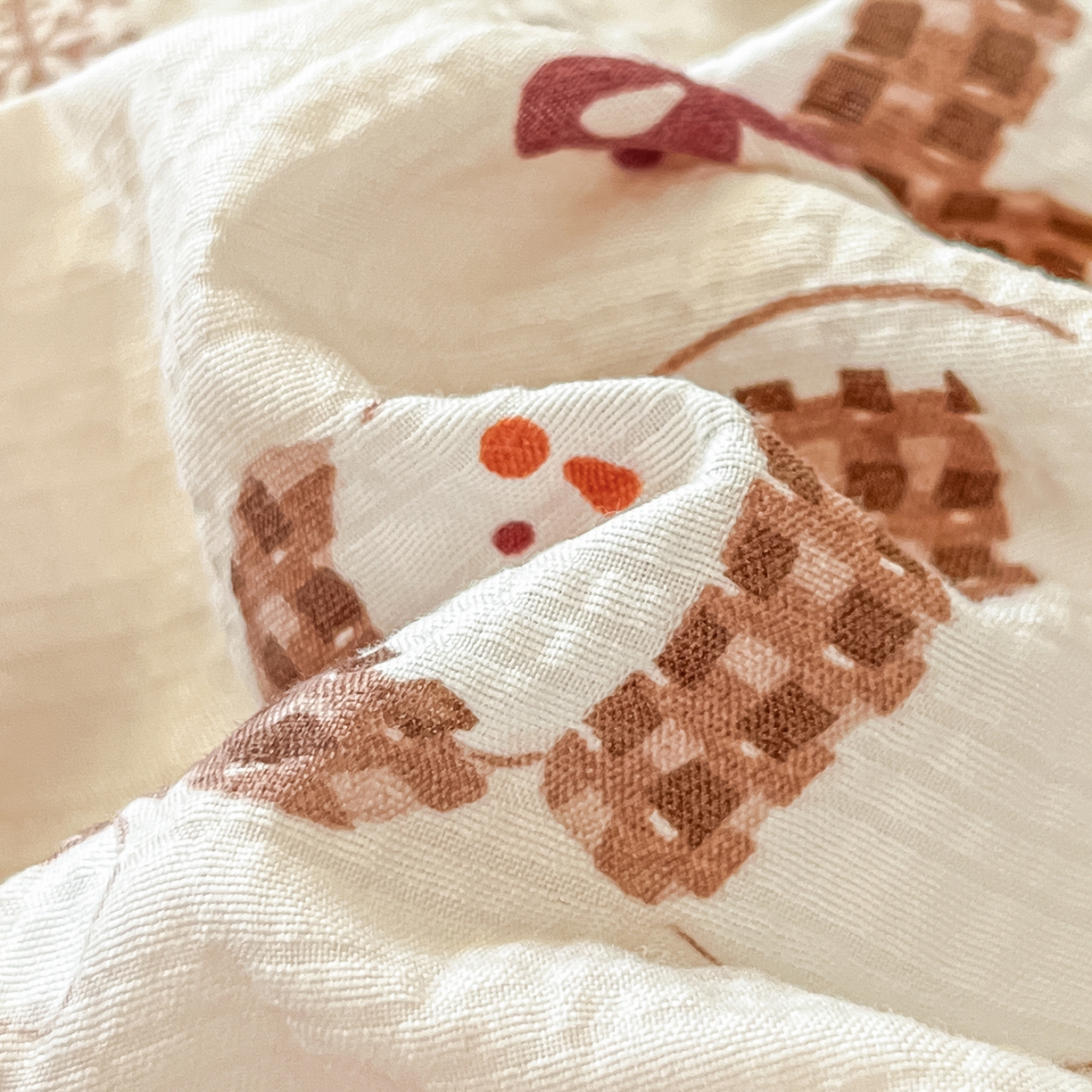 91家纺网 家纺一手货源 找家纺 金梦拉家纺 2026新款A类高品质高克重超柔泡芙纱泡泡纱小清新四件套 红色雪宝