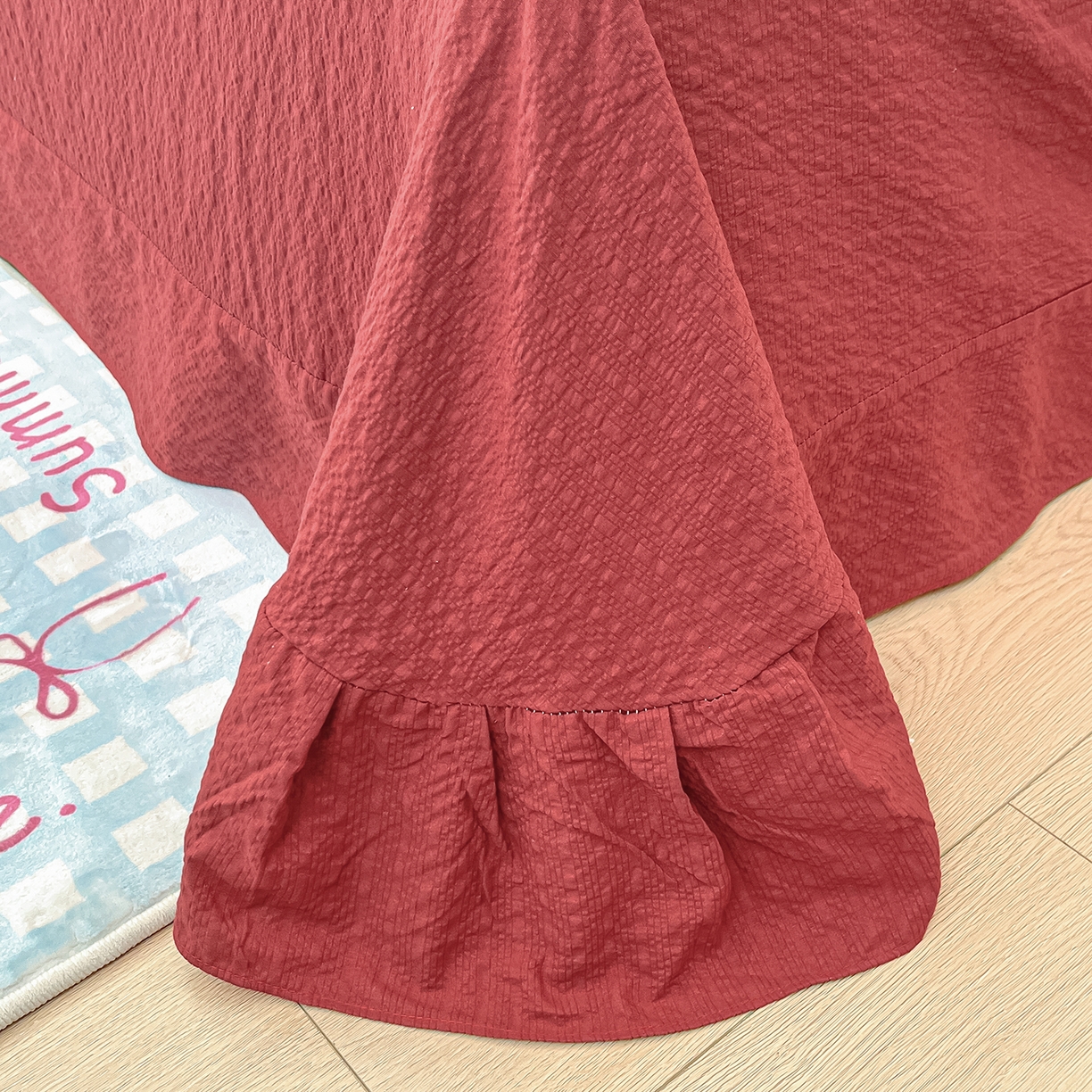 91家纺网 家纺一手货源 找家纺 金梦拉家纺 2026新款A类高品质高克重超柔泡芙纱泡泡纱小清新四件套 红色雪宝