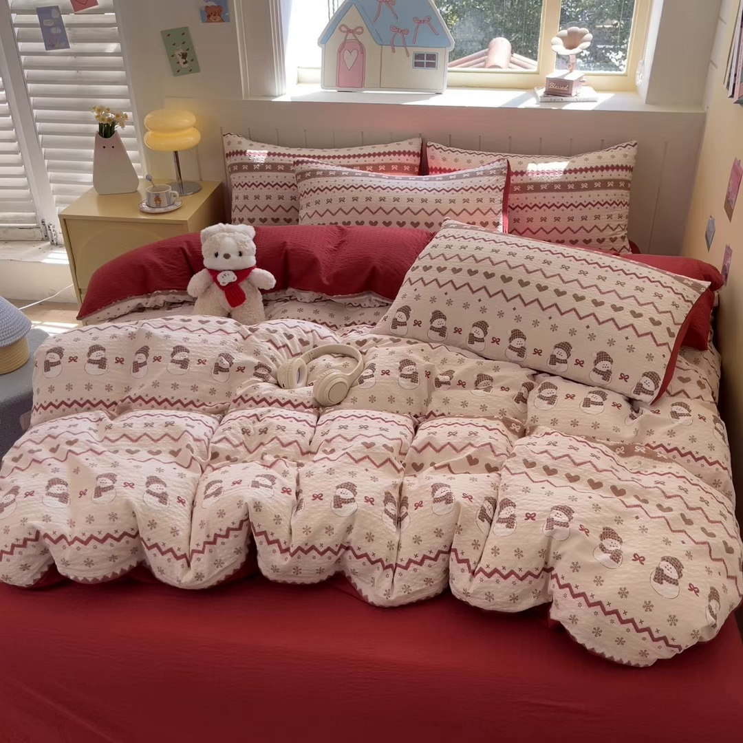 91家纺网 家纺一手货源 找家纺 金梦拉家纺 2026新款A类高品质高克重超柔泡芙纱泡泡纱小清新四件套 红色雪宝