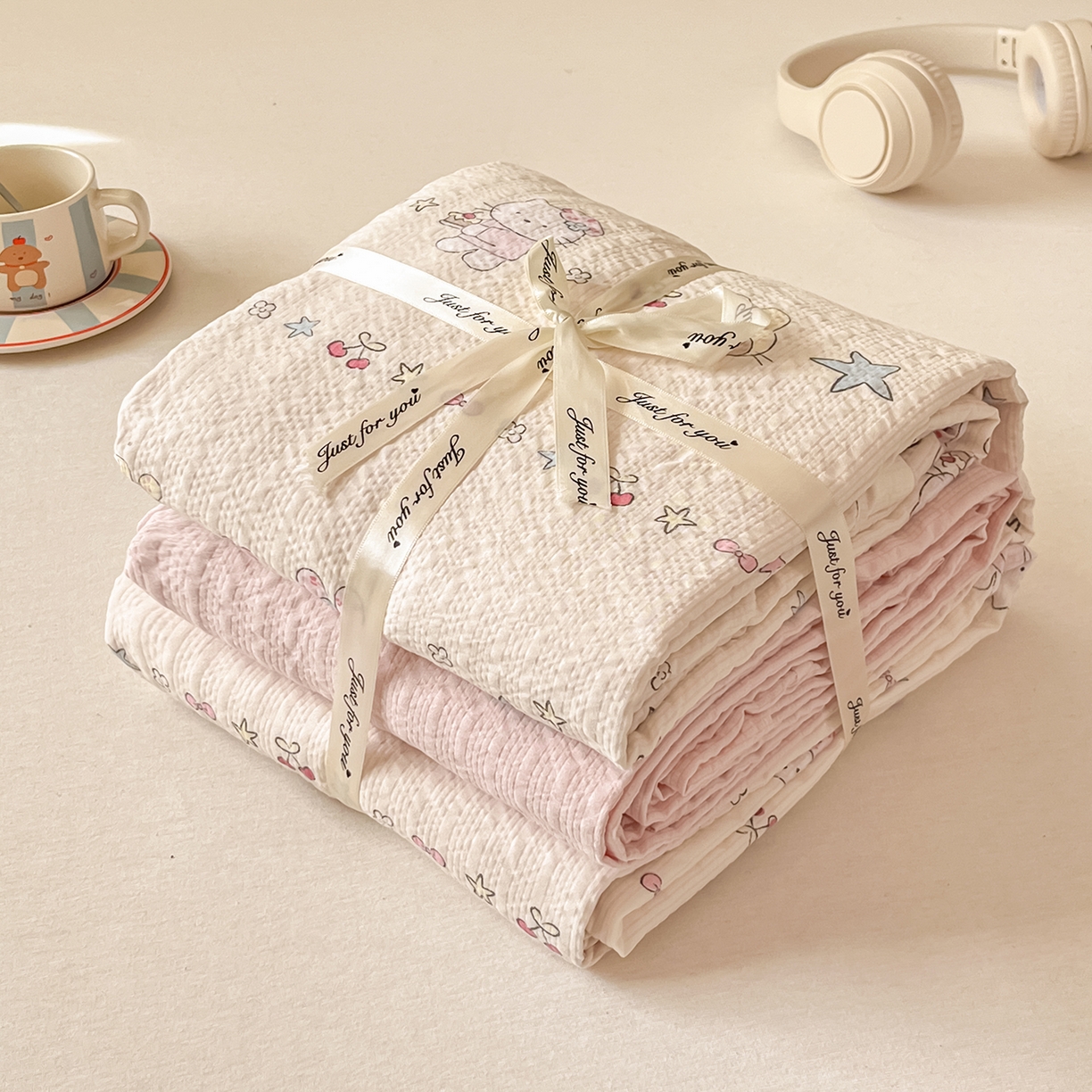 91家纺网 家纺一手货源 找家纺 金梦拉家纺 2026新款A类高品质高克重超柔泡芙纱泡泡纱小清新四件套 可爱小喵