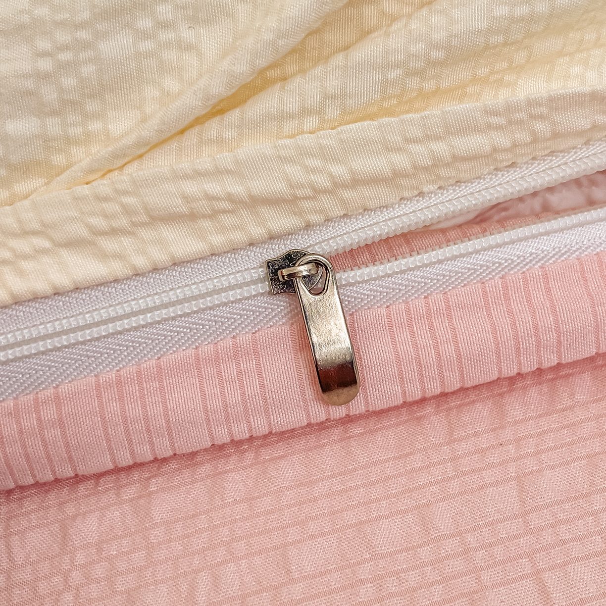 91家纺网 家纺一手货源 找家纺 金梦拉家纺 2026新款A类高品质高克重超柔泡芙纱泡泡纱小清新四件套 快乐狗