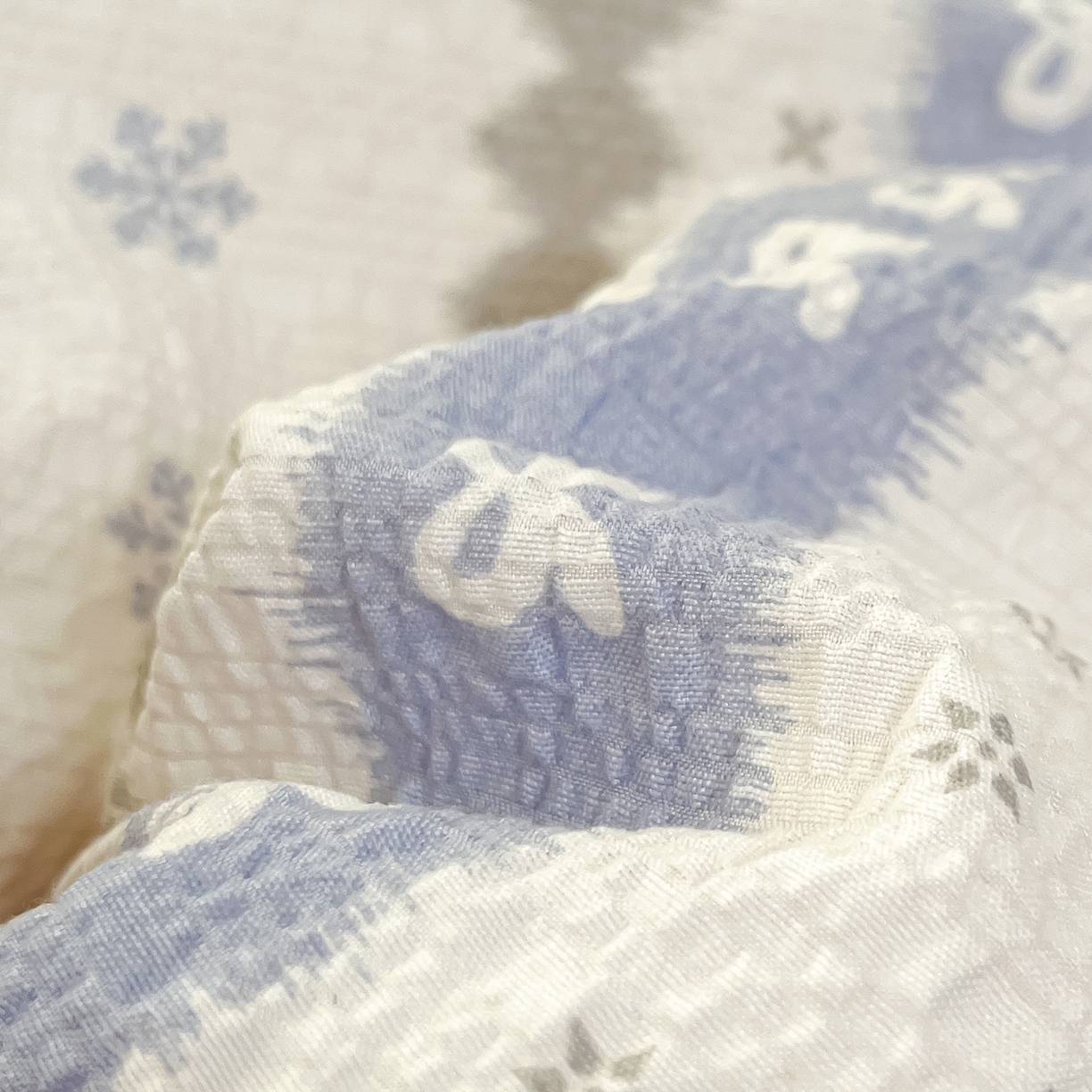 91家纺网 家纺一手货源 找家纺 金梦拉家纺 2026新款A类高品质高克重超柔泡芙纱泡泡纱小清新四件套 蓝色雪宝