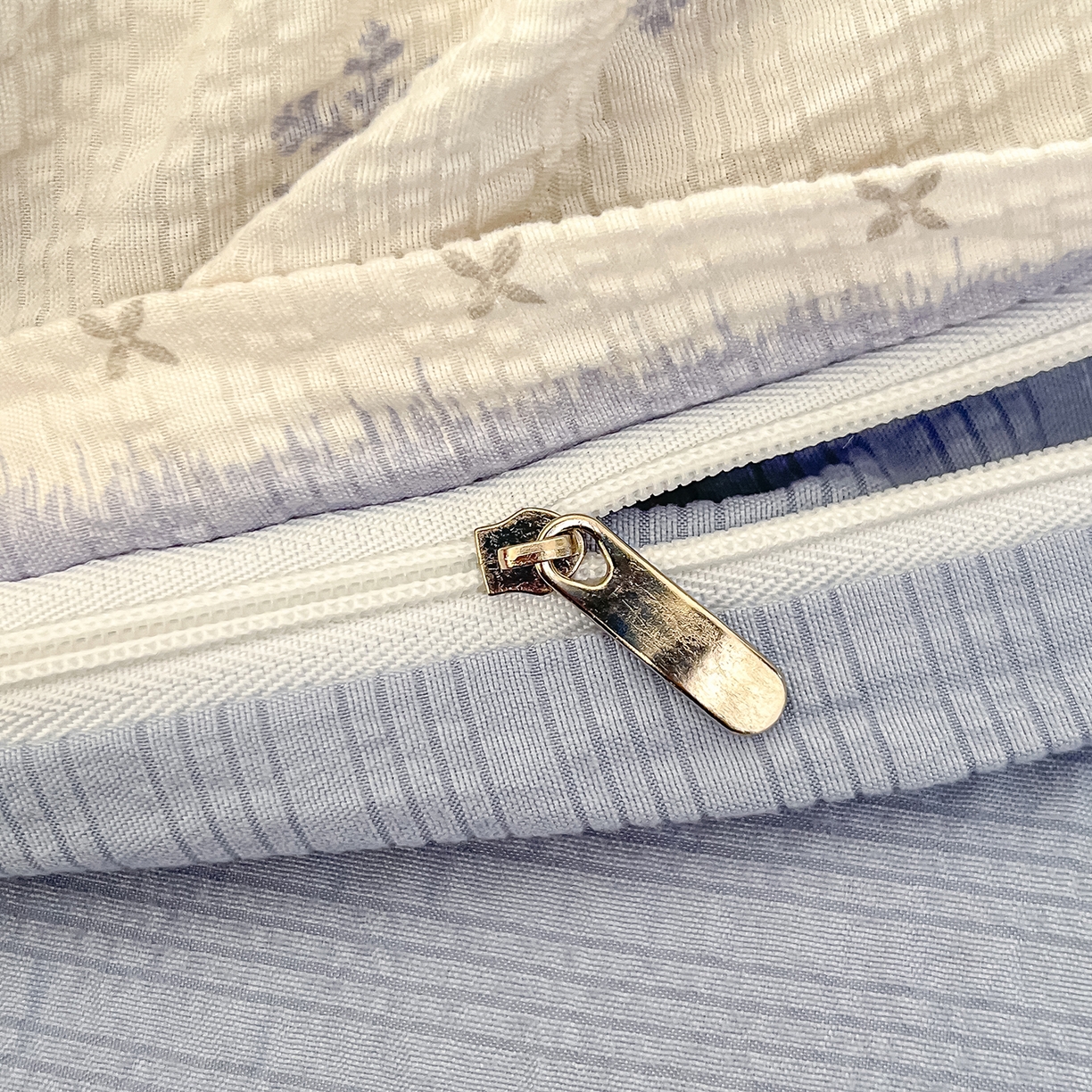 91家纺网 家纺一手货源 找家纺 金梦拉家纺 2026新款A类高品质高克重超柔泡芙纱泡泡纱小清新四件套 蓝色雪宝