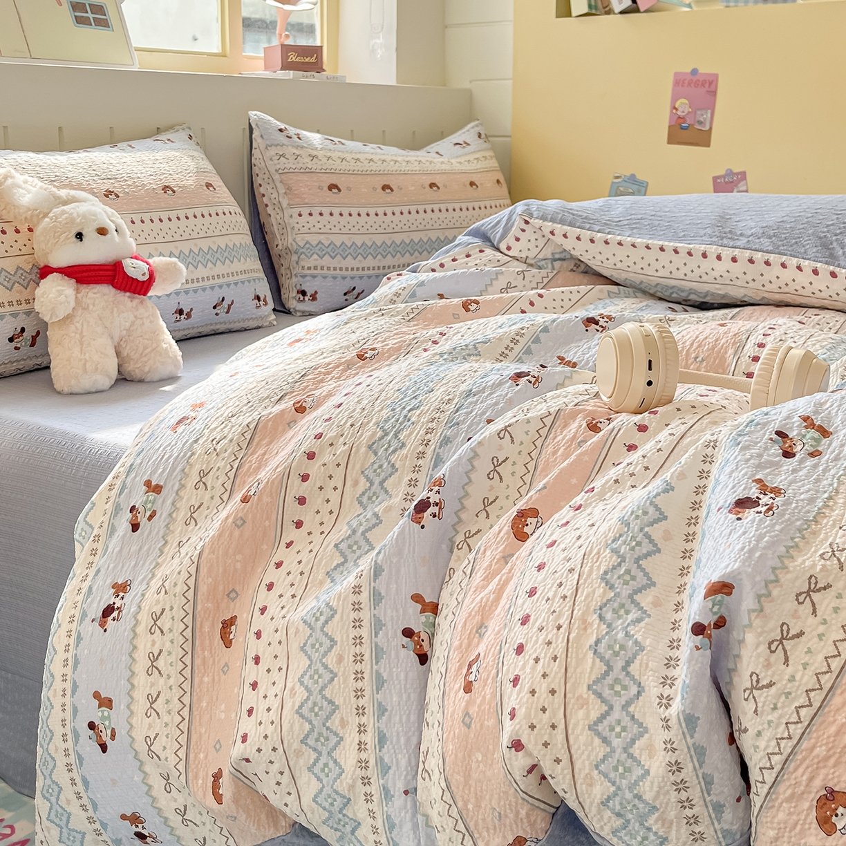 91家纺网 家纺一手货源 找家纺 金梦拉家纺 2026新款A类高品质高克重超柔泡芙纱泡泡纱小清新四件套 萌趣小狗