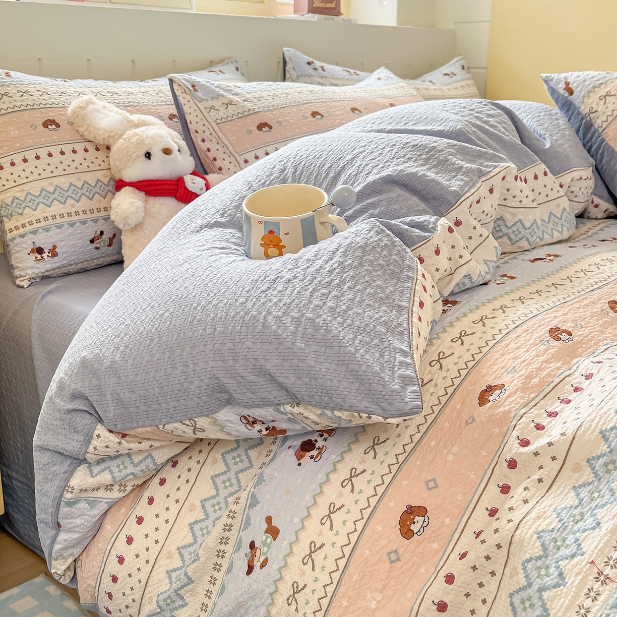 91家纺网 家纺一手货源 找家纺 金梦拉家纺 2026新款A类高品质高克重超柔泡芙纱泡泡纱小清新四件套 萌趣小狗