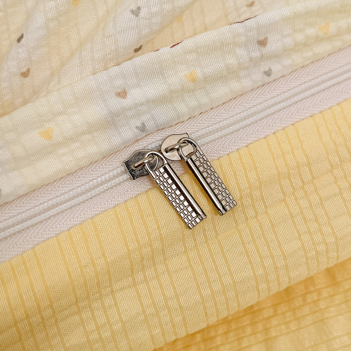 91家纺网 家纺一手货源 找家纺 金梦拉家纺 2026新款A类高品质高克重超柔泡芙纱泡泡纱小清新四件套 柠檬奶油狗