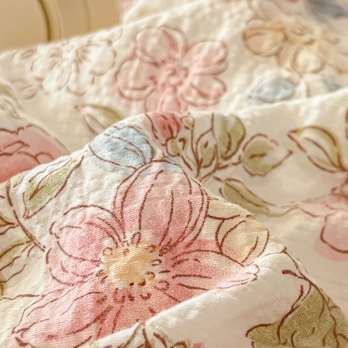 91家纺网 家纺一手货源 找家纺 金梦拉家纺 2026新款A类高品质高克重超柔泡芙纱泡泡纱小清新四件套 柔韵粉樱