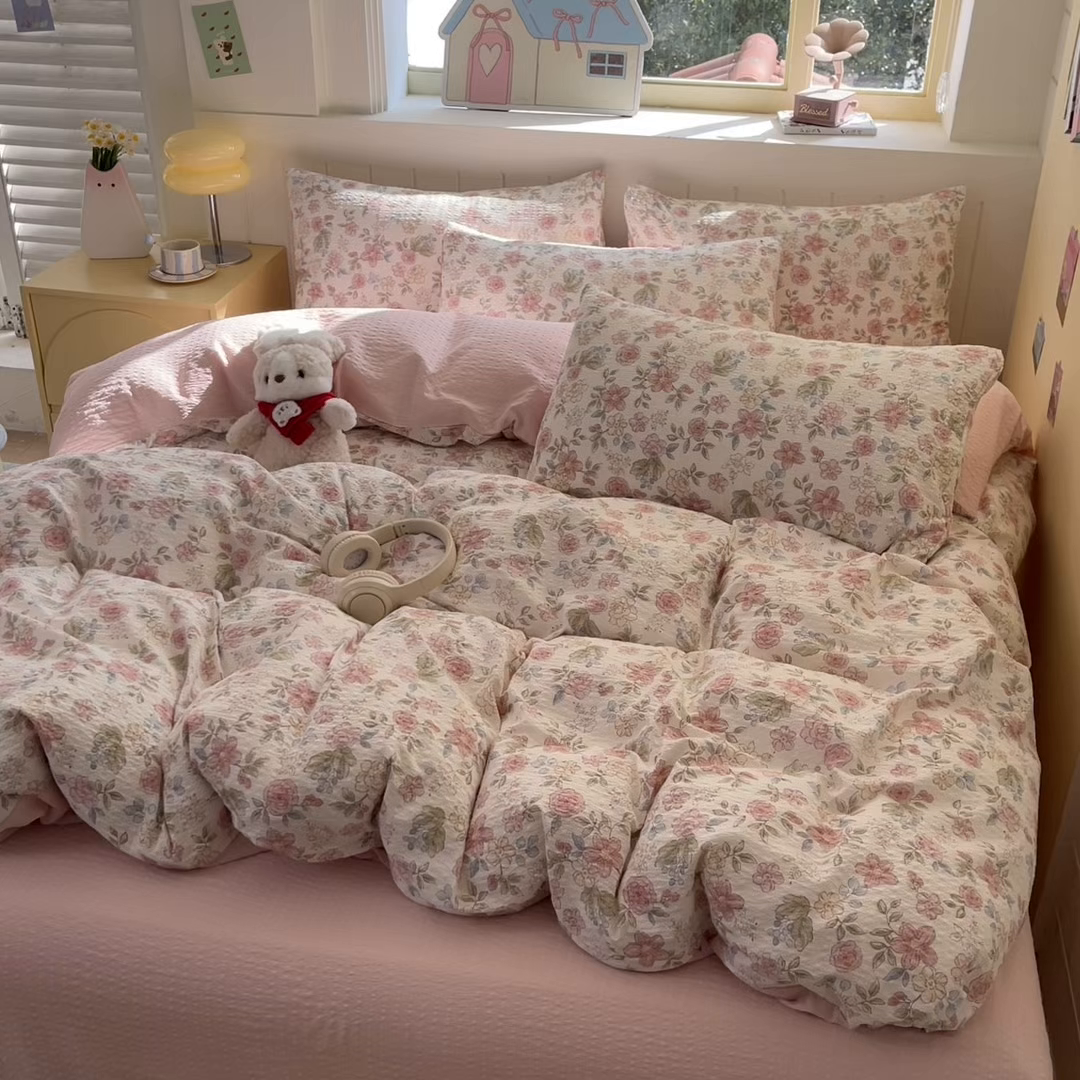 91家纺网 家纺一手货源 找家纺 金梦拉家纺 2026新款A类高品质高克重超柔泡芙纱泡泡纱小清新四件套 柔韵粉樱