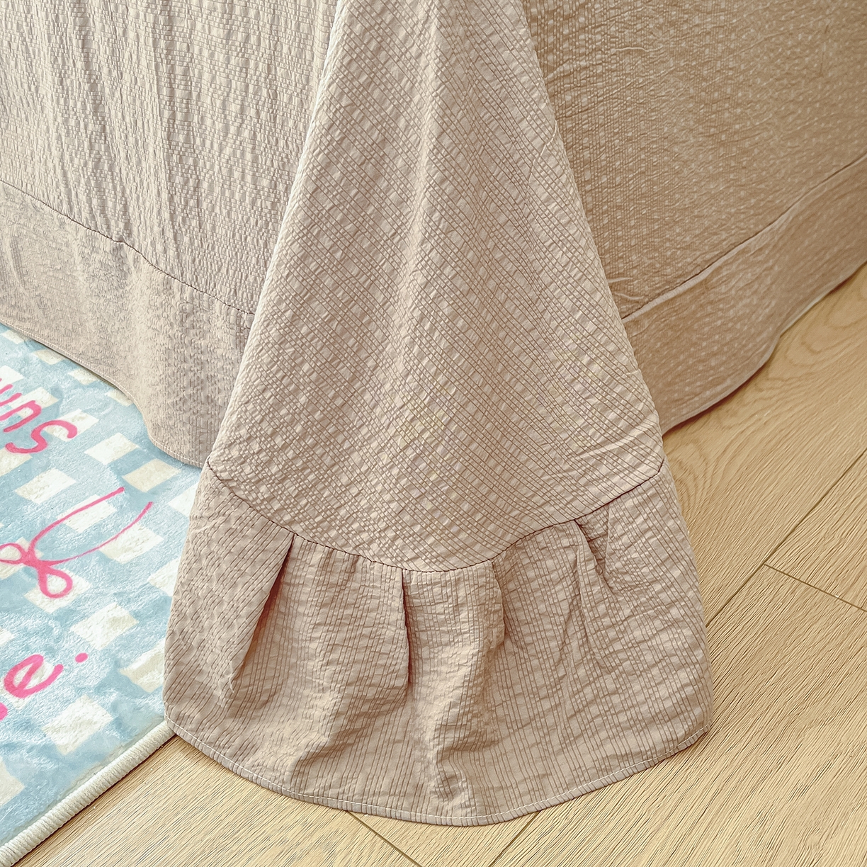 91家纺网 家纺一手货源 找家纺 金梦拉家纺 2026新款A类高品质高克重超柔泡芙纱泡泡纱小清新四件套 小马哒哒