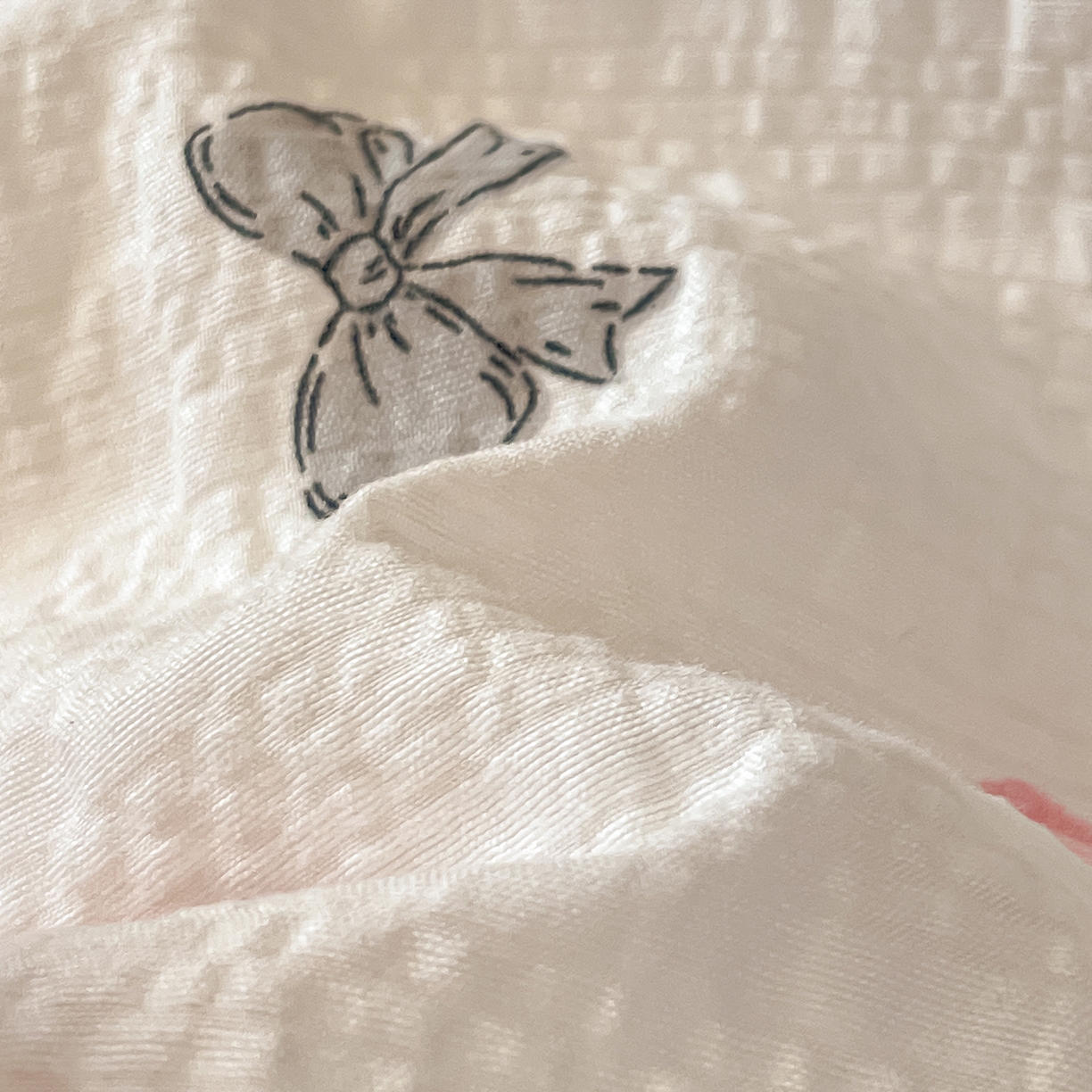 91家纺网 家纺一手货源 找家纺 金梦拉家纺 2026新款A类高品质高克重超柔泡芙纱泡泡纱小清新四件套 心动