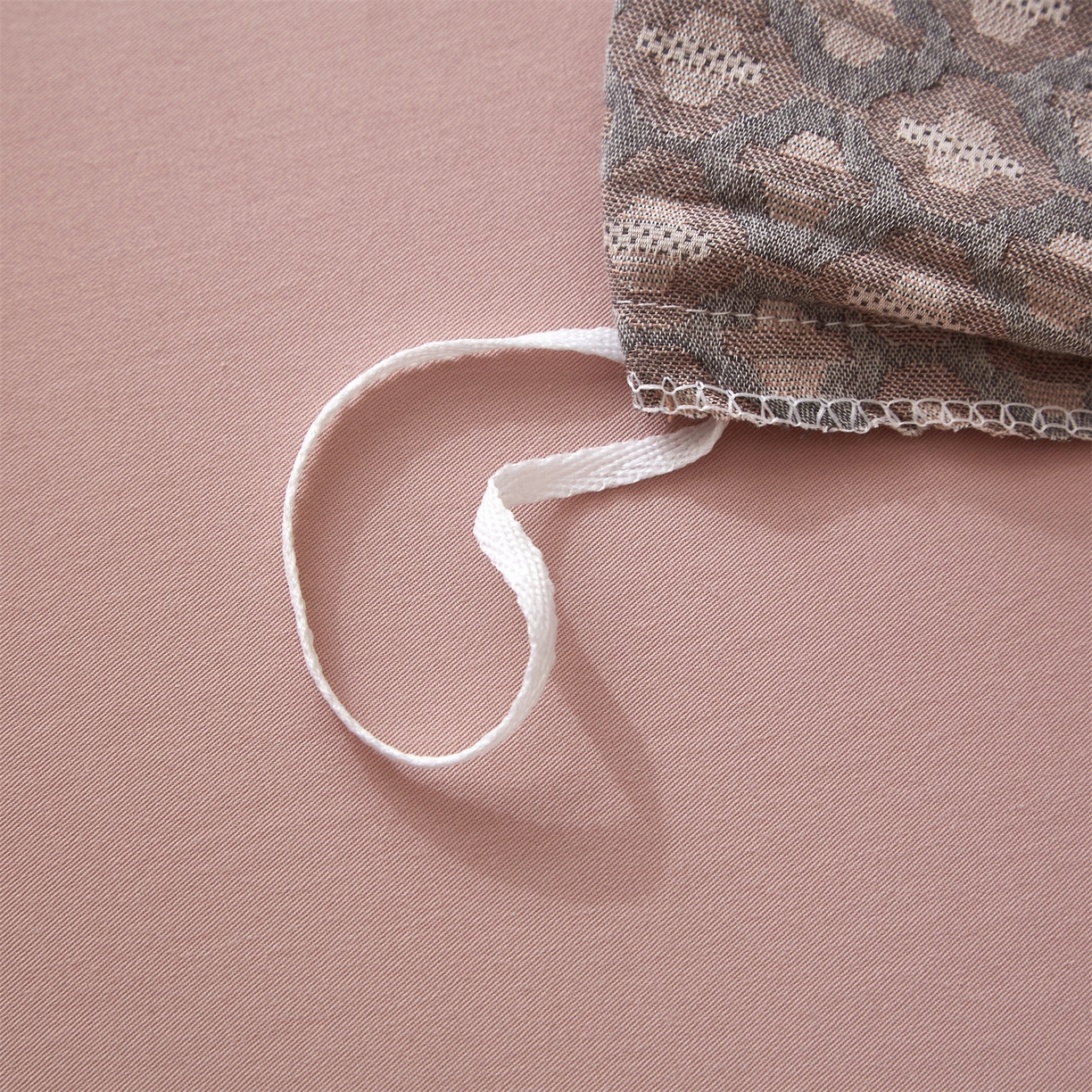 91家纺网 家纺一手货源 找家纺 曼秀琳家纺 2026新款全棉纯棉色织大提花四件套 克汀-粉灰