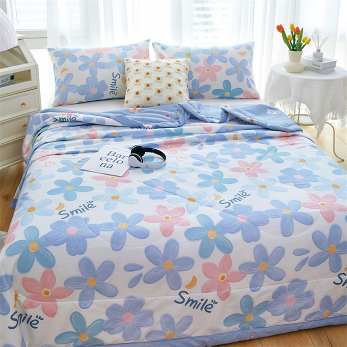 91家纺网 家纺一手货源 找家纺 黛妮雅 2026新款全棉夏被四件套单件夏被单双人空调被学生夏凉被 浅浅花漾-蓝