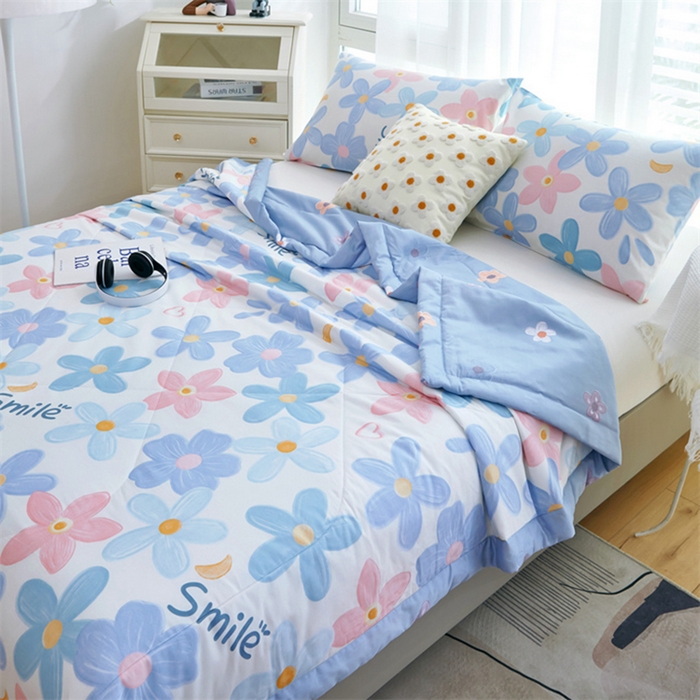 91家纺网 家纺一手货源 找家纺 黛妮雅 2026新款全棉夏被四件套单件夏被单双人空调被学生夏凉被 浅浅花漾-蓝