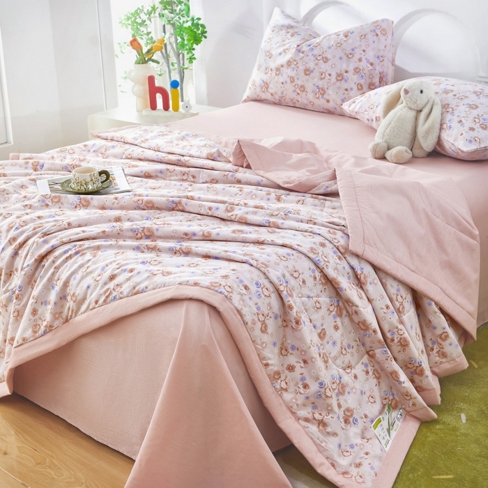 91家纺网 家纺一手货源 找家纺 黛妮雅 2026新款全棉夏被四件套单件夏被单双人空调被学生夏凉被 轻悠花梦