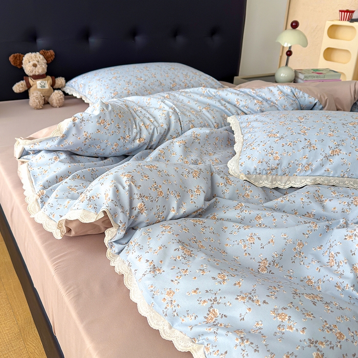 91家纺网 家纺一手货源 找家纺 竹合 2026新款田园韩版花边款小碎花古法水洗仿棉A类云感棉四件套 蓝雪花