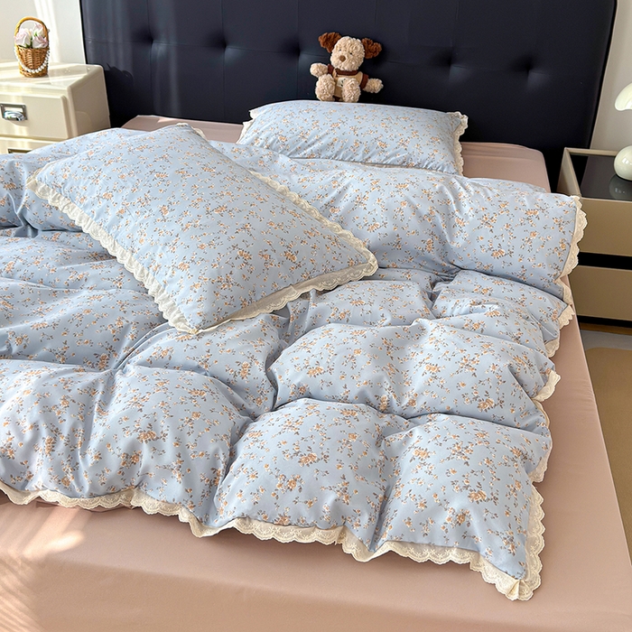 91家纺网 家纺一手货源 找家纺 竹合 2026新款田园韩版花边款小碎花古法水洗仿棉A类云感棉四件套 蓝雪花