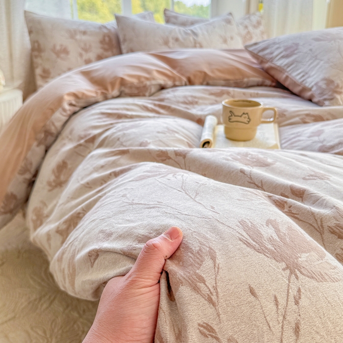 91家纺网 家纺一手货源 找家纺 苏东来家纺 2026新款A类60支全棉长绒棉纯棉色织提花四件套水洗纯棉厚织提花肌理被套四件套 南枝咖