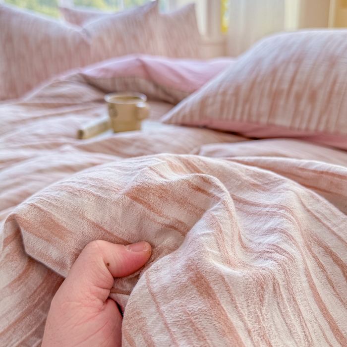 91家纺网 家纺一手货源 找家纺 苏东来家纺 2026新款A类60支全棉长绒棉纯棉色织提花四件套水洗纯棉厚织提花肌理被套四件套 光影粉