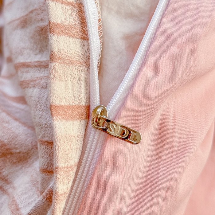 91家纺网 家纺一手货源 找家纺 苏东来家纺 2026新款A类60支全棉长绒棉纯棉色织提花四件套水洗纯棉厚织提花肌理被套四件套 光影粉