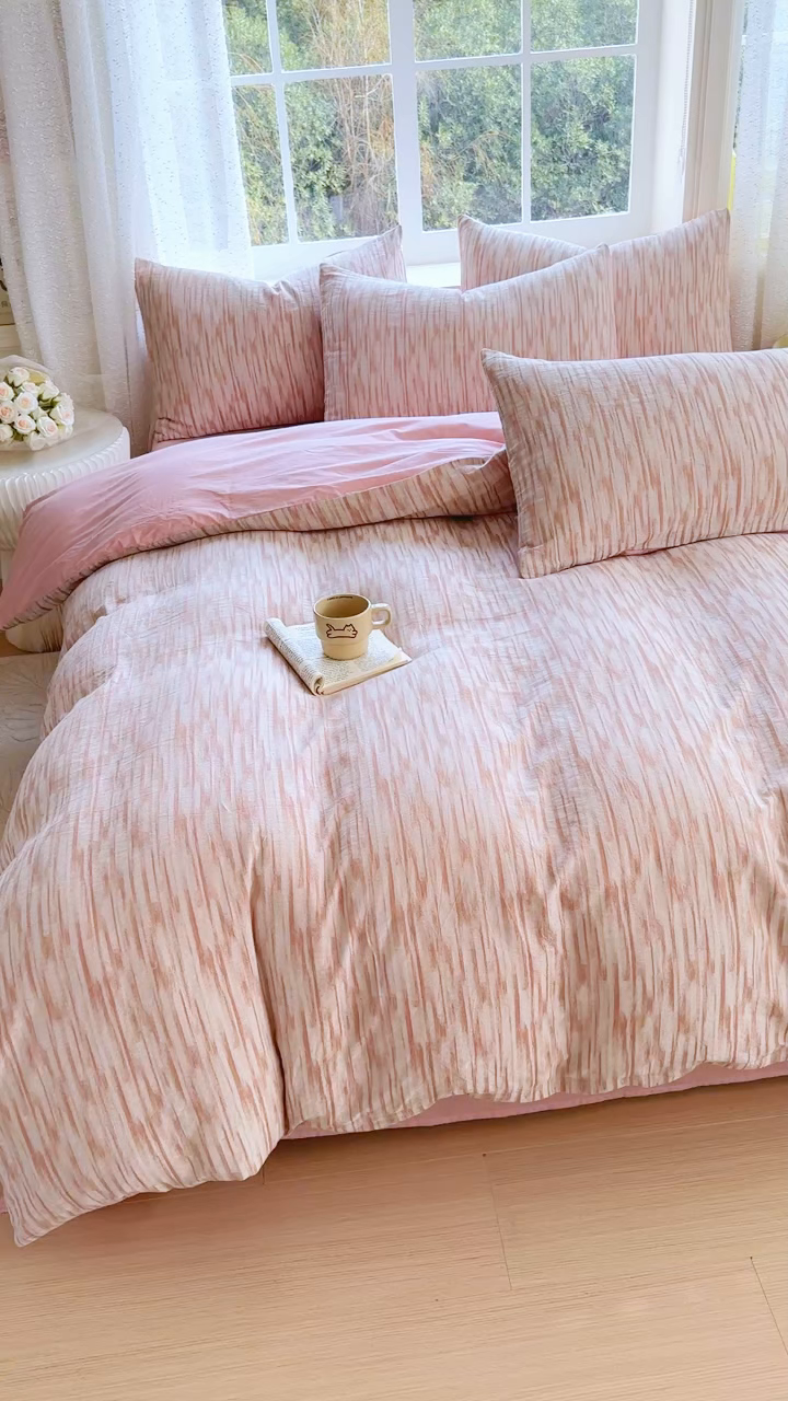 91家纺网 家纺一手货源 找家纺 苏东来家纺 2026新款A类60支全棉长绒棉纯棉色织提花四件套水洗纯棉厚织提花肌理被套四件套 光影粉