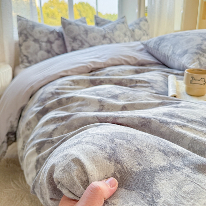 91家纺网 家纺一手货源 找家纺 苏东来家纺 2026新款A类60支全棉长绒棉纯棉色织提花四件套水洗纯棉厚织提花肌理被套四件套 云裳灰