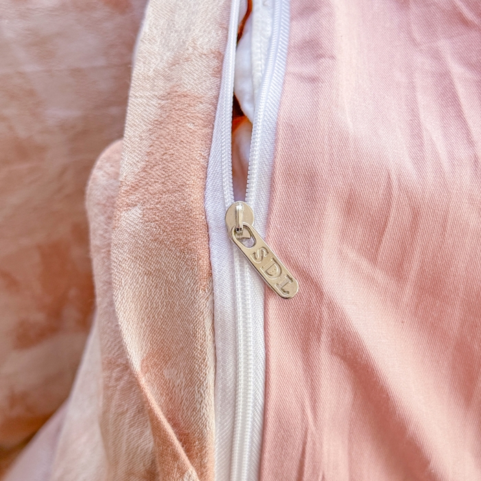 91家纺网 家纺一手货源 找家纺 苏东来家纺 2026新款A类60支全棉长绒棉纯棉色织提花四件套水洗纯棉厚织提花肌理被套四件套 云裳粉