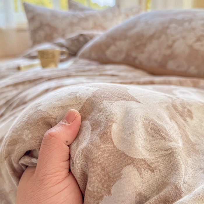 91家纺网 家纺一手货源 找家纺 苏东来家纺 2026新款A类60支全棉长绒棉纯棉色织提花四件套水洗纯棉厚织提花肌理被套四件套 春序咖