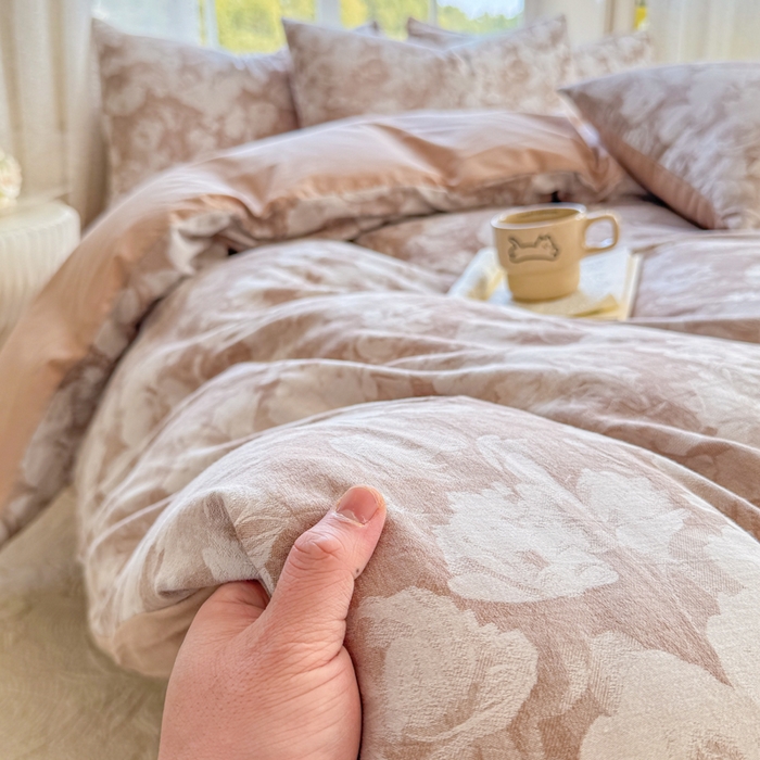 91家纺网 家纺一手货源 找家纺 苏东来家纺 2026新款A类60支全棉长绒棉纯棉色织提花四件套水洗纯棉厚织提花肌理被套四件套 春序咖