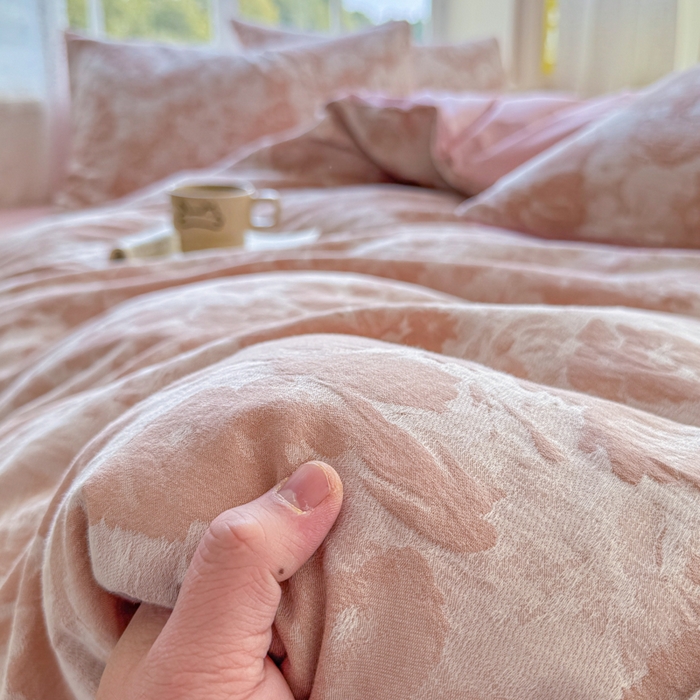 91家纺网 家纺一手货源 找家纺 苏东来家纺 2026新款A类60支全棉长绒棉纯棉色织提花四件套水洗纯棉厚织提花肌理被套四件套 春序粉