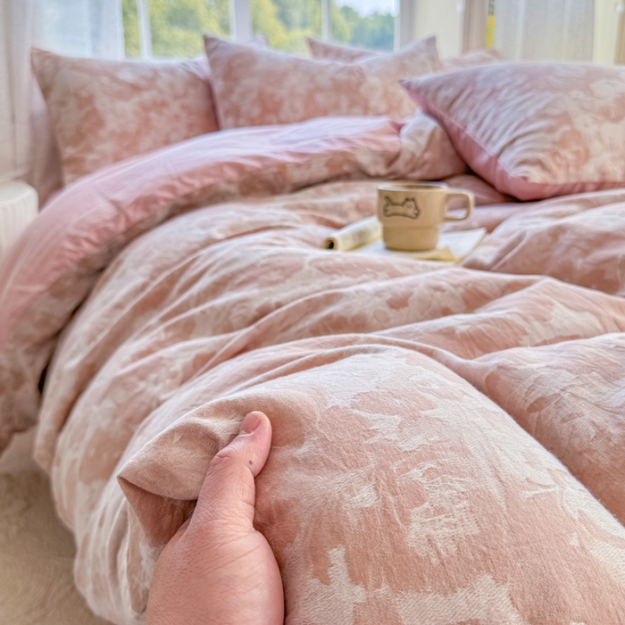 91家纺网 家纺一手货源 找家纺 苏东来家纺 2026新款A类60支全棉长绒棉纯棉色织提花四件套水洗纯棉厚织提花肌理被套四件套 春序粉