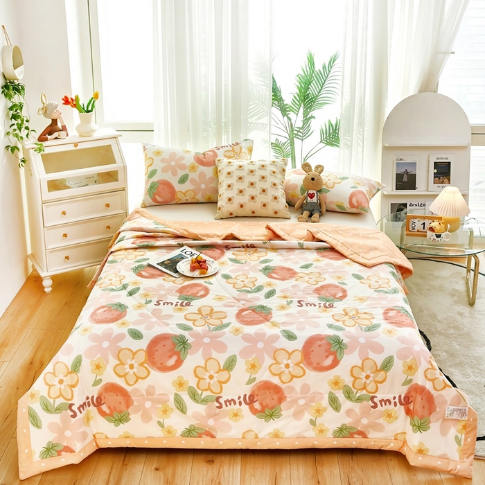 91家纺网 家纺一手货源 找家纺 黛妮雅 2026新款双面全棉羽丝夏被 笑脸草莓