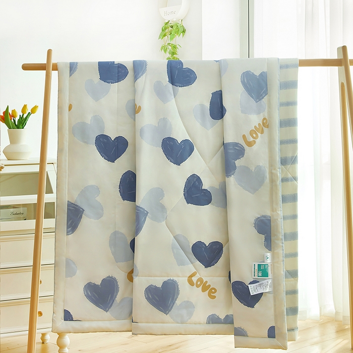 91家纺网 家纺一手货源 找家纺 黛妮雅 2026新款双面全棉羽丝夏被怦然心动