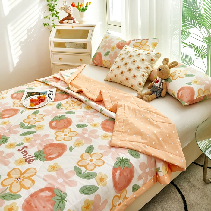 91家纺网 家纺一手货源 找家纺 黛妮雅 2026新款双面全棉羽丝夏被 笑脸草莓