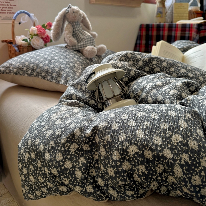 91家纺网 家纺一手货源 找家纺 阿曼达 2026新款日韩系复古印花小碎花软糯贴肤慵懒伴眠超治愈的床单床笠款四件套 小印-朝花辞.灰