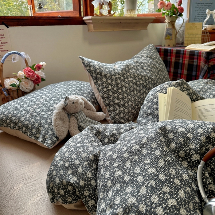 91家纺网 家纺一手货源 找家纺 阿曼达 2026新款日韩系复古印花小碎花软糯贴肤慵懒伴眠超治愈的床单床笠款四件套 小印-朝花辞.灰
