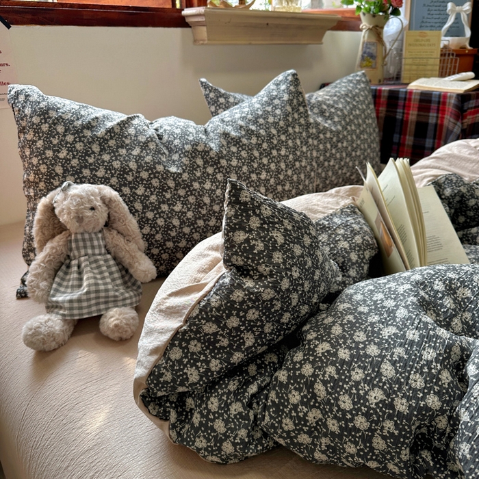 91家纺网 家纺一手货源 找家纺 阿曼达 2026新款日韩系复古印花小碎花软糯贴肤慵懒伴眠超治愈的床单床笠款四件套 小印-朝花辞.灰