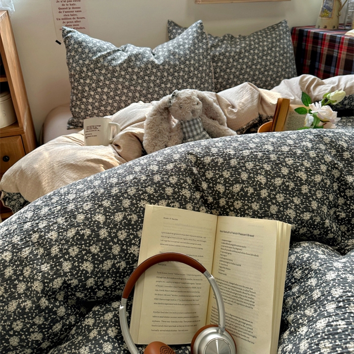 91家纺网 家纺一手货源 找家纺 阿曼达 2026新款日韩系复古印花小碎花软糯贴肤慵懒伴眠超治愈的床单床笠款四件套 小印-朝花辞.灰