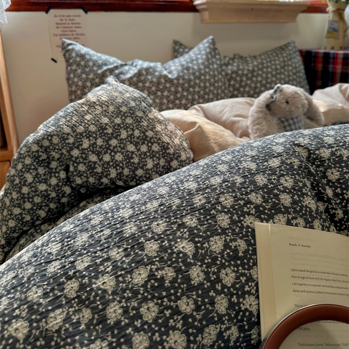 91家纺网 家纺一手货源 找家纺 阿曼达 2026新款日韩系复古印花小碎花软糯贴肤慵懒伴眠超治愈的床单床笠款四件套 小印-朝花辞.灰