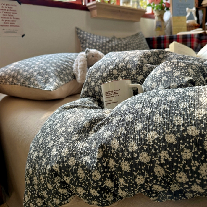 91家纺网 家纺一手货源 找家纺 阿曼达 2026新款日韩系复古印花小碎花软糯贴肤慵懒伴眠超治愈的床单床笠款四件套 小印-朝花辞.灰