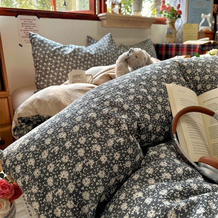 91家纺网 家纺一手货源 找家纺 阿曼达 2026新款日韩系复古印花小碎花软糯贴肤慵懒伴眠超治愈的床单床笠款四件套 小印-朝花辞.灰