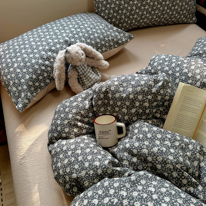 91家纺网 家纺一手货源 找家纺 阿曼达 2026新款日韩系复古印花小碎花软糯贴肤慵懒伴眠超治愈的床单床笠款四件套 小印-朝花辞.灰